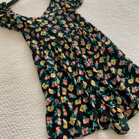Black floral printed romper. - Picture 7 of 7
